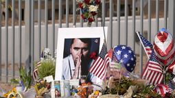 Un altar improvisado en la sede de Turning Point USA tras la muerte a los 31 años de Charlie Kirk, el fundador y director general de la organización, en un tiroteo en una universidad de Utah, el miércoles 17 de septiembre de 2025 en Phoenix. (AP Foto/Ross D. Franklin)