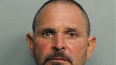 tras las rejas un cubano de miami por colocar una camara oculta en la habitacion de su hijastra adolescente