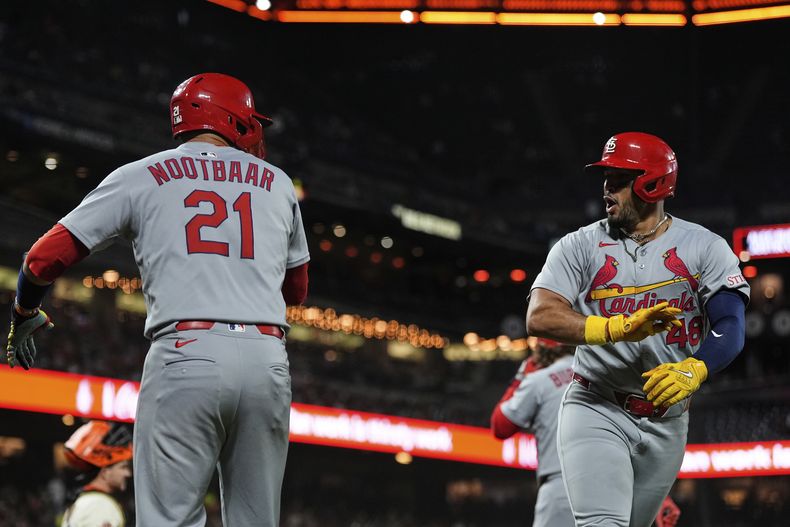 Iván Herrera, derecha, de los Cardenales de San Luis, celebra con Lars Nootbaar después de batear un cuadrangular de dos carreras durante la quinta entrada del juego de béisbol de Grandes Ligas, el lunes 22 de septiembre de 2025, en San Francisco. (AP Foto/Godofredo A. Vásquez)