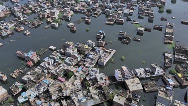 Las inundaciones a orillas del río Ganga en Prayagraj, India, el 5 de agosto del 2025. (AP foto/Rajesh Kumar Singh)
