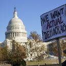 Un manifestante frente al Congreso estadounidense en Washington, el 13 de diciembre de 2021. . (Foto AP /Patrick Semansky)