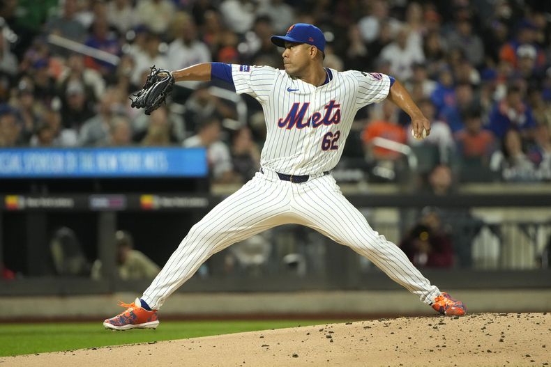 El colombiano José Quintana, de los Mets de Nueva York, lanza en el juego ante los Nacionales de Washington, el miércoles 18 de septiembre de 2024 (AP Foto/Pamela Smith)