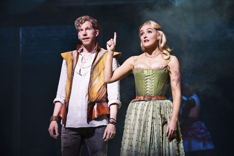 En esta imagen proporcionada por Grapevine Public Relations, Stark Sands, izquierda, y Betsy Wolfe durante una funcoón de & Juliet. (Matthew Murphy/Grapevine Public Relations vía AP)