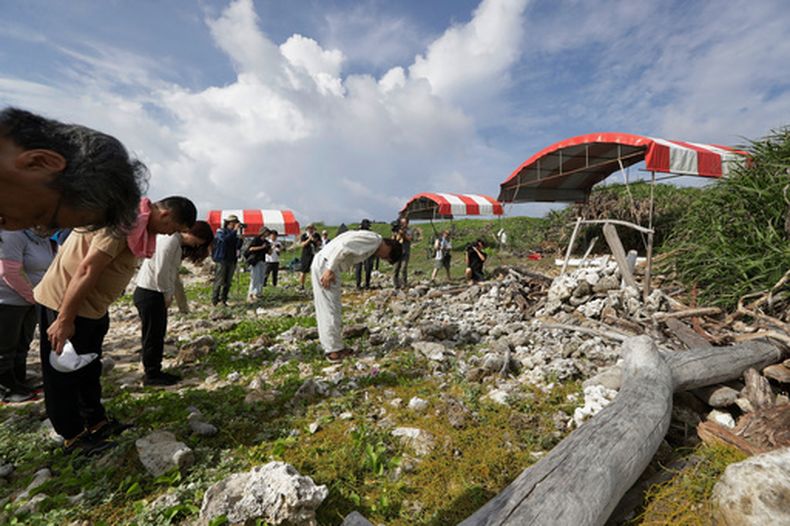 Tatsuaki Inoue, miembro de la Asociación Japonesa para la Recuperación y Repatriación de Caídos en Guerras, dirige un servicio en honor a los muertos antes de una excavación en Hengchun, en el condado Pingtung, Taiwán, el 20 de julio del 2026. (AP foto/Chiang Ying-ying)