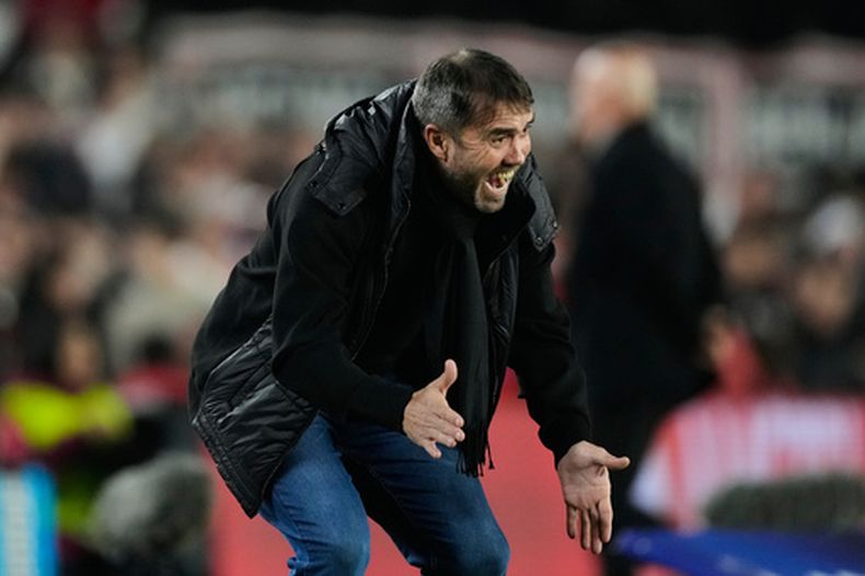 El entrenador Eduardo Coudet, del River Plate argentino, reacciona durante el partido de vuelta de los octavos de final de la Copa Sudamericana contra el Independiente Santa Fe colombiano, disputado en Buenos Aires (Argentina) el miércoles 26 de agosto de 2026. (Foto AP/Gustavo Garello)