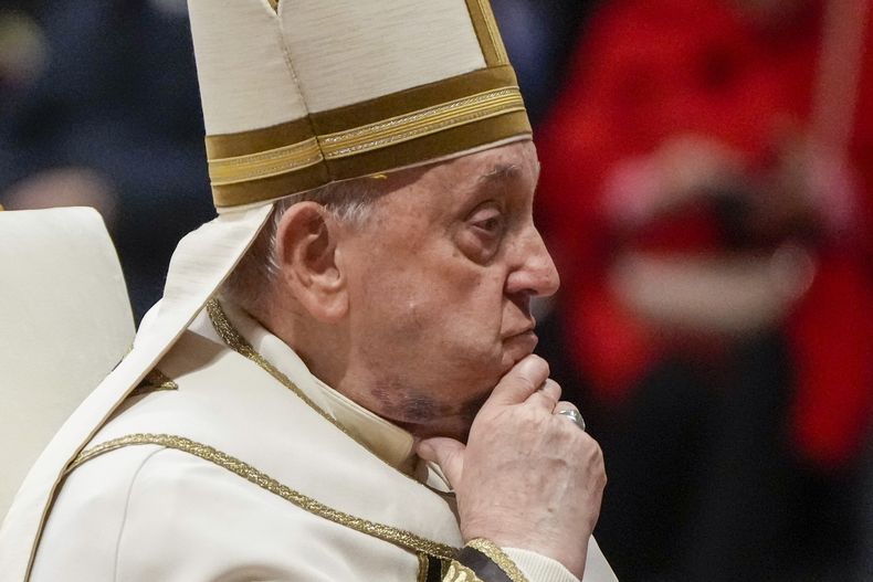El papa Francisco durante una misa en la que nombró a 21 nuevos cardenales en la Basílica de San Pedro del Vaticano, el sábado 7 de diciembre de 2024. (Foto AP/Gregorio Borgia)