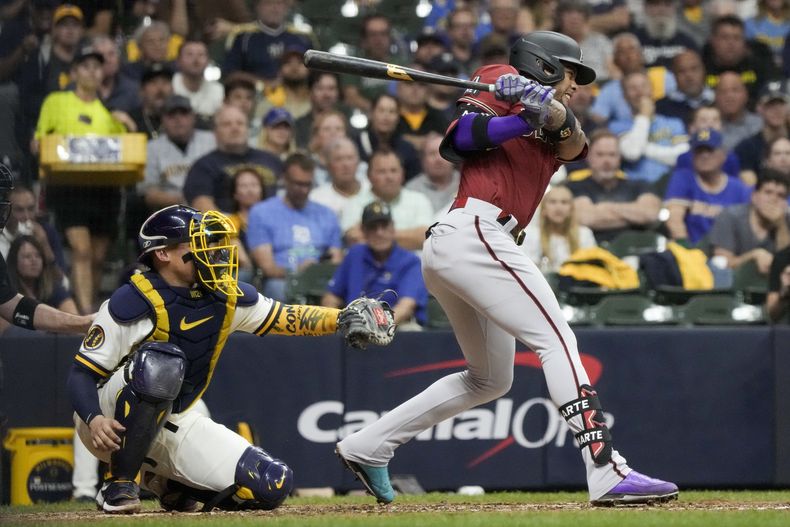 Ketel Marte, de los Diamondbacks de Arizona, batea un imparable productor de dos carreras durante la sexta entrada del Juego 2 de la Serie de Comodines de la Liga Nacional, en contra de los Cerveceros de Milwaukee, el miércoles 4 de octubre de 2023, en Milwaukee. (AP Foto/Morry Gash)
