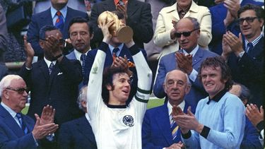 ARCHIVO - El capitán de Alemania Occidental Franz Beckenbauer (centro) alza el trofeo de campeón del Mundial de 1974, el 7 de julio de 1974, en Múnich. Beckenbauer ha fallecido. Tenía 79 años. (AP Foto/stf, archivo)