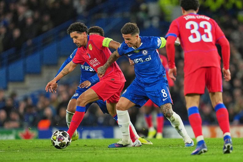 Marquinhos (izquierda) del Paris Saint-Germain pugna por el balón con Enzo Fernández de Chelsea en el partido de los octavos de final de la Liga de Campeones, el martes 17 de marzo de 2026, en Londres. (AP Foto/Kin Cheung)