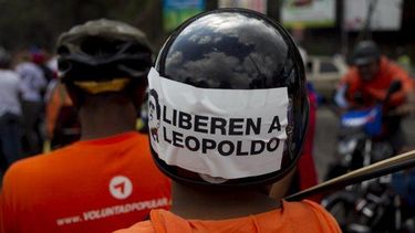 americateve | A un mes de la detención del dirigente opositor, Leopoldo López, estudiantes y sociedad civil marcharon hasta la cercanía de la cárcel militar donde está recluido para exigir su liberación.