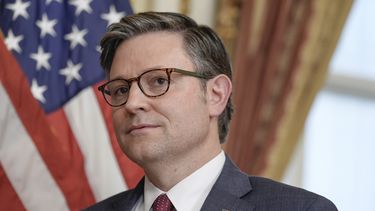 El presidente de la Cámara de Representantes, el republicano Mike Johnson, participa en la ceremonia de juramento del representante Michael Rulli, republicano de Ohio, en el Capitolio el martes 25 de junio de 2024, en Washington. (AP Foto/Mariam Zuhaib)