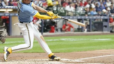 Willy Adames de los Cerveceros de Milwaukee pegó un jonrón de dos carreras en la quinta entrada del encuentro ante los Rojos de Cincinnati el viernes 7 de julio del 2023. (AP Foto/Morry Gash)