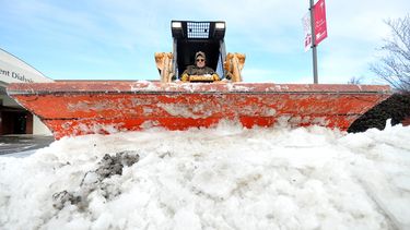 americateve | Ronnie Moody, de Nabholz Construction Services, palea hielo de un estacionamiento en el Centro de Di&aacute;lisis St. Bernards en el centro de Jonesboro, Arkansas, el s&aacute;bado 7 de diciembre del 2013.  Una poderosa tormenta invernal que arroj&oacute;
