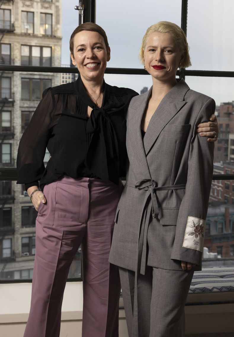 Olivia Colman, izquierda, y Jessie Buckley posan para un retrato para promover Wicked Little Letters el miércoles 20 de marzo de 2024 en Nueva York. (Foto Matt Licari/Invision/AP)