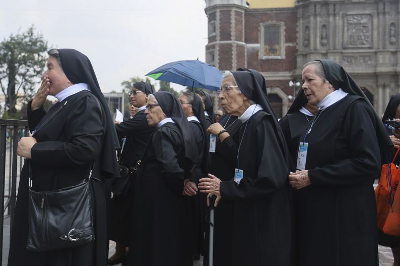 Monjas llegan a la ceremonia de beatificación del sacerdote Moisés Lira en la Basílica de Nuestra Señora de Guadalupe en la Ciudad de México, el sábado 14 de septiembre de 2024. (Foto AP/Ginnette Riquelme)