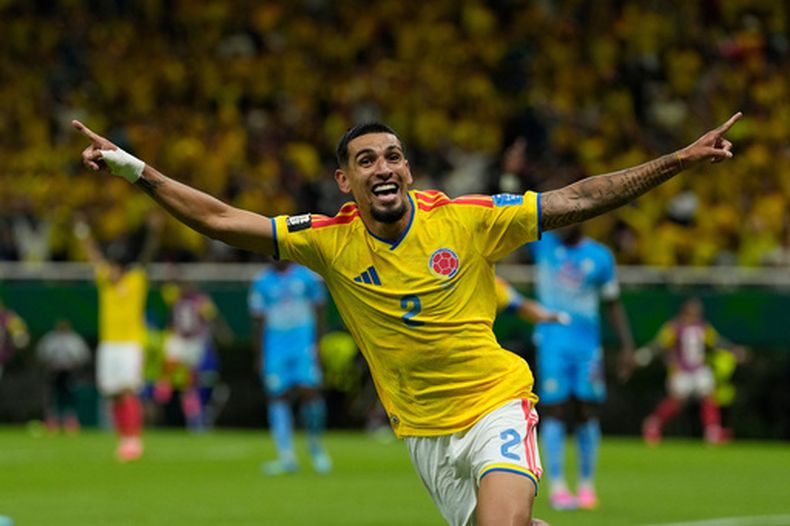 Daniel Muñoz, de la selección de Colombia, festeja tras anotar ante Congo en un duelo del Mundial disputado el martes 23 de junio de 2026 en Guadalajara (AP Foto/Ricardo Mazalan)