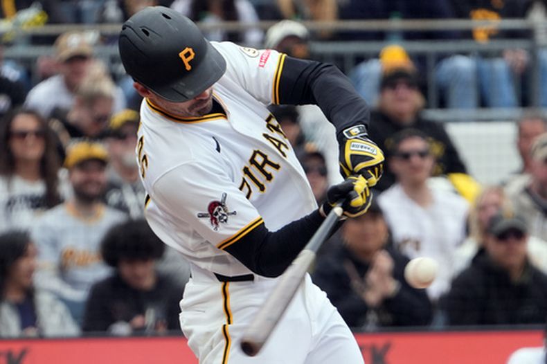 Bryan Reynolds, de los Piratas de Pittsburgh, batea un sencillo ante el lanzador de los Rays de Tampa Bay, Shane McClanahan, para impulsar dos carreras en la quinta entrada de un juego de béisbol en Pittsburgh, el domingo 19 de abril de 2026. (AP Foto/Tom E. Puskar)