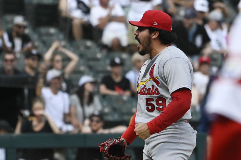 JoJo Romero (59) de los Cardenales de San Luis tras la victoria ante los Medias Blancas de Chicago, el domingo 9 de julio de 2023, en Chicago. (AP Foto/Matt Marton)