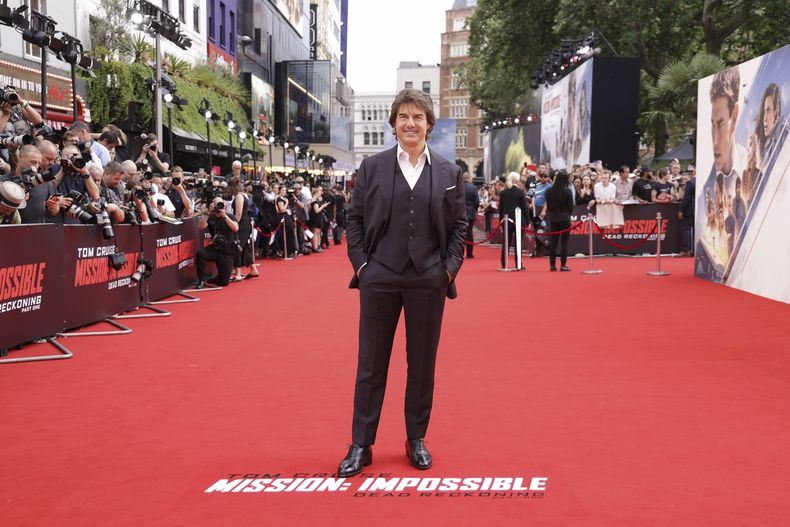 Tom Cruise posa a su llegada al estreno de Mission: Impossible - Dead Reckoning Part One el 22 de junio de 2023 en Londres. (Vianney Le Caer/Invision/AP)