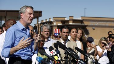 Acusan a alcalde de NY de cruzar la frontera ilegalmente