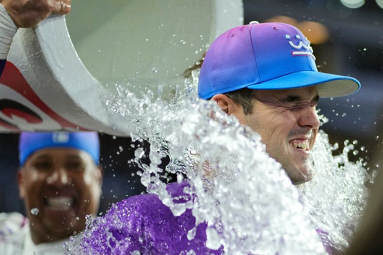 El lanzador abridor de los Reales de Kansas City, Cole Ragans, es empapado por el venezolano Salvador Pérez después de su partido de béisbol contra los Ángeles de Los Ángeles, el sábado 25 de abril de 2026, en Kansas City, Missouri. (AP Foto/Charlie Riedel)