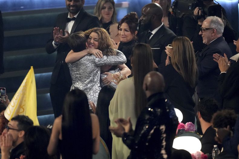 Milan Piqué Mebarak, izquierda, Shakira, centro, y Sasha Piqué Mebarak se abrazan después de que Shakira ganara el premio al mejor álbum de pop latino durante la 67.a entrega anual de los premios Grammy el domingo 2 de febrero de 2025 en Los Ángeles. (Foto AP/Chris Pizzello)