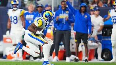 Josh Wallace, de los Rams de Los Ángeles, intercepta un pase en el partido del domingo 27 de septiembre de 2026 ante los Broncos de Denver (AP Foto/Jack Dempsey)