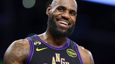 ARCHIVO - LeBron James durante el partido de sus Lakers de Los Ángeles contra los Suns de Phoenix, el viernes 10 de abril de 2026, en Los Ángeles. (AP Foto/Jessie Alcheh)