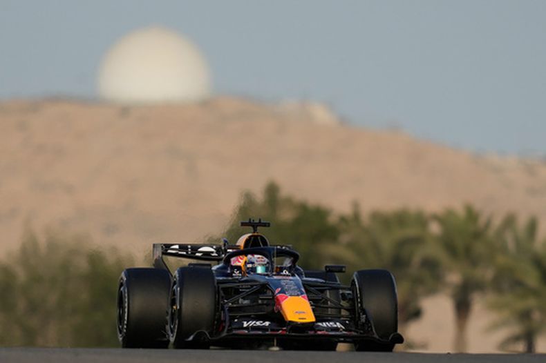 El piloto Max Verstappen conduce su Red Bull durante un test de pretemporada de la Fórmula 1 en el circuito de Sakhir, Bahréin, el miércoles 11 de febrero de 2026. (AP Foto/Altaf Qadri)
