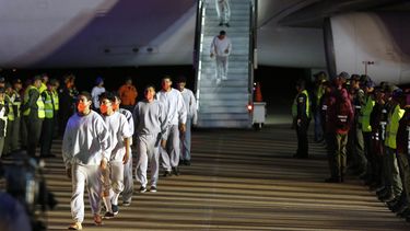 ARCHIVO - Migrantes venezolanos deportados desde Estados Unidos desembarcan de un avión en el Aeropuerto Internacional Simón Bolívar, en Maiquetia, Venezuela, el 20 de febrero de 2025. (AP Foto/Cristian Hernández, archivo)
