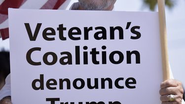 trump dice en la frontera que los hispanos lo aman