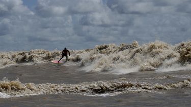 Un surfista participa en el festival de surfistas “Pororoca” cerca de Chaves en el estado de Pará en Brasil el 5 de junio de 2023. (Foto AP /Eraldo Peres)
