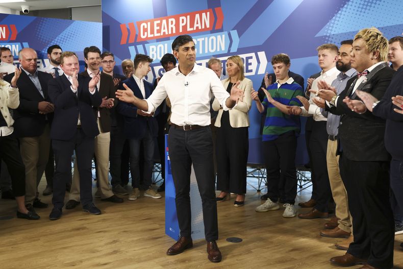 El primer ministro británico Rishi Sunak ofrece un discurso en un acto de campaña conservador en Leeds, Inglaterra, el jueves 27 de junio de 2024. (Darren Staples/Pool Photo vía AP)