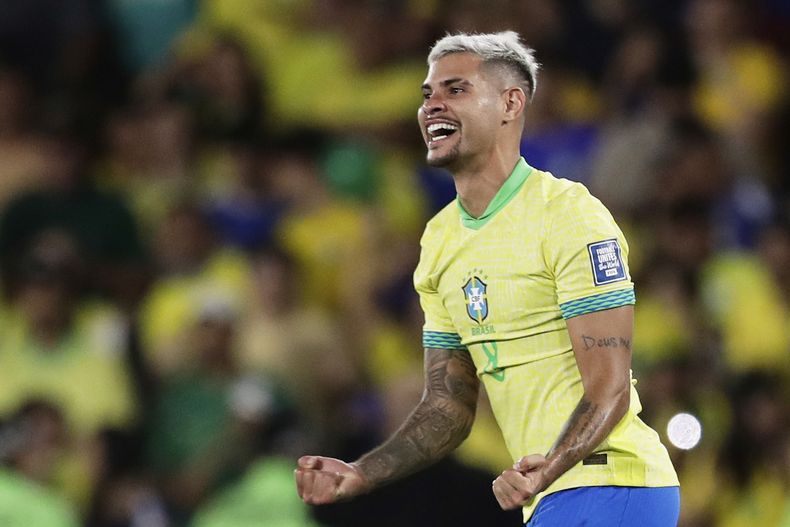 Bruno Guimaraes, de la selección de Brasil, festeja el tercer gol de su equipo ante Chile en un duelo de las eliminatorias al Mundial, el jueves 4 de septiembre de 2025 (AP Foto/Bruna Prado)