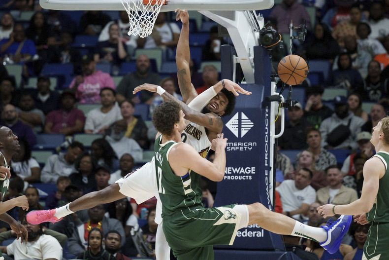 Brook Lopez (11), de los Bucks de Milwaukee, bloquea un tiro de Keion Brooks Jr. (0), de los Pelicans de Nueva Orleans, durante la segunda mitad del juego de baloncesto de la NBA, el domingo 6 de abril de 2025, en Nueva Orleans. (AP Foto/Matthew Hinton)