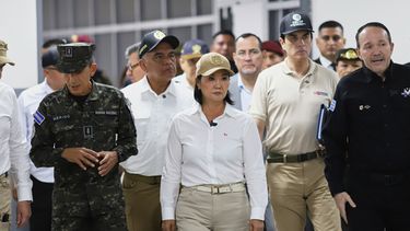 La presidenta de Perú, Keiko Fujimori (en el centro), recorre la megaprisión conocida como Centro de Confinamiento para Terroristas (CECOT) en Tecoluca, El Salvador, el jueves 29 de octubre de 2026. (Foto AP/Salvador Meléndez)