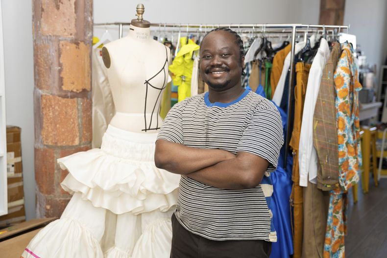 El diseñador de moda y fundador de Agbobly, Jacques Agbobly, posa para un retrato el jueves 1 de mayo de 2025 en Nueva York. (Foto AP/Gary Gerard Hamilton)
