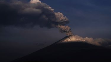 El volcán Popocatépetl lanza cenizas y vapor, visto desde Santiago Xalitzintla, México, miércoles 24 de mayo de 2023. (AP Foto/Marco Ugarte)