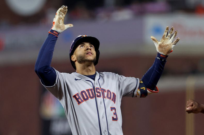 Jeremy Peña (3), de los Astros de Houston, reacciona después de batear un sencillo productor en la décima entrada del juego de béisbol de Grandes Ligas ante los Gigantes de San Francisco, el lunes 10 de agosto de 2026, en San Francisco. (AP Foto/Jed Jacobsohn)