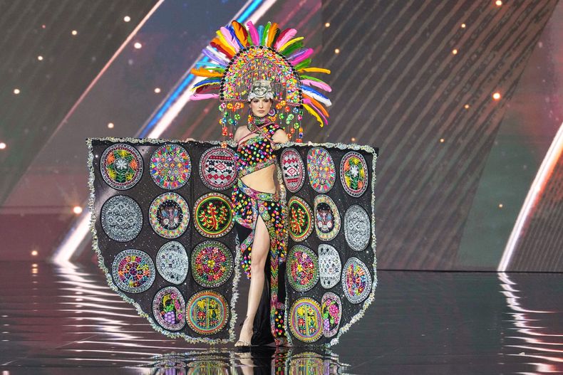 Miss Bolivia Yessica Hausermann compite en el concurso de trajes nacionales del certamen de belleza Miss Universo en la provincia de Nonthaburi, Tailandia, el miércoles 19 de noviembre de 2025. (Foto AP/Sakchai Lalit)