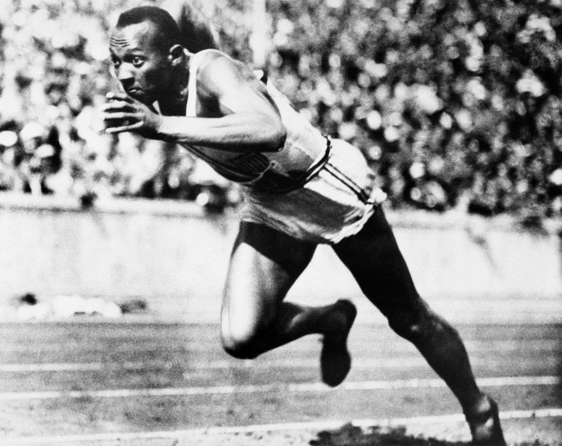 El corredor estadounidense Jesse Owens compite en los 200 metros en los Juegos Ol&iacute;mpicos de Berl&iacute;n el 14 de agosto de 1936. El presidente del COI, Thomas Bach, indic&oacute; el 13 de noviembre de 2013 que es "dif&iacute;cil" acepta