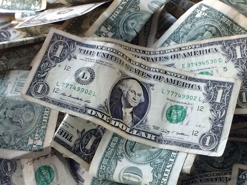 ARCHIVO – En esta foto de archive del 24 de octubre de 2016 se muestran billetes de un dólar en Nueva York. (AP Foto/Mark Lennihan, Archivo)