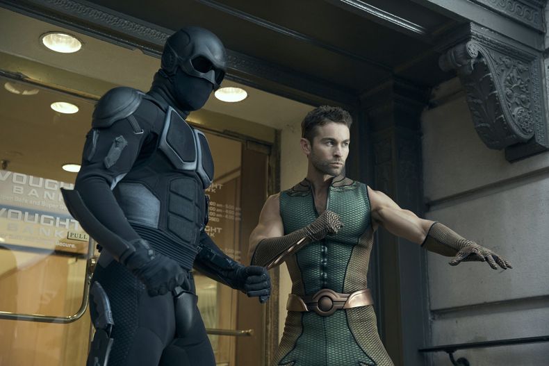 En esta imagen proporcionada por Prime Video, Nathan Mitchell, izquierda, y Chace Crawford en una escena de la cuarta temporada de The Boys. (Jasper Savage/Prime Video vía AP)