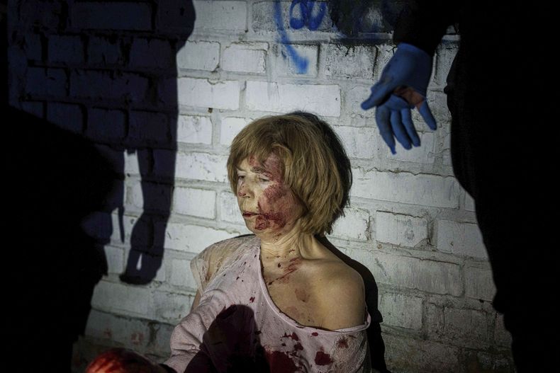 Una mujer herida, sentada junto a su vivienda, que resultó dañada en un ataque aéreo ruso en un vecindario residencial en Kiev, Ucrania, el 24 de abril de 2025. (AP Foto/Evgeniy Maloletka)