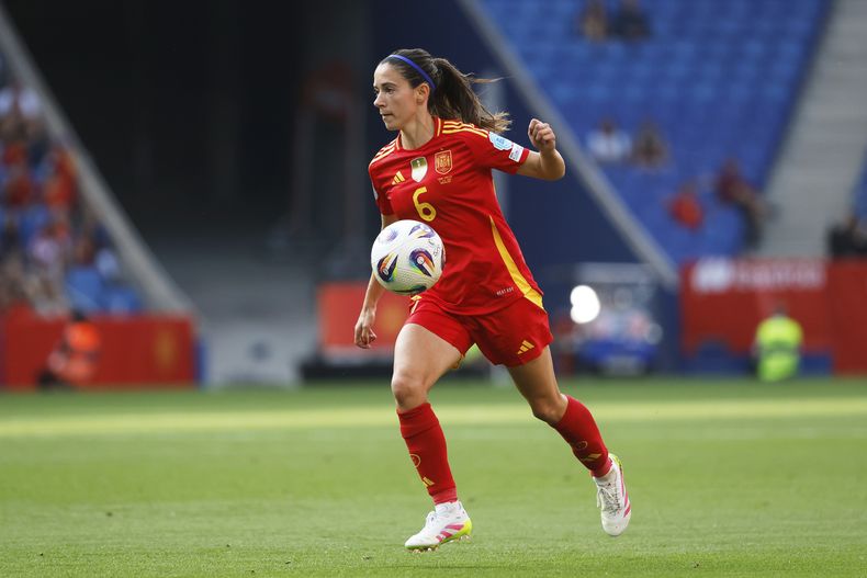 Aitana Bonmatí de España controla el balón durante el partido de fútbol femenino de la Liga de Naciones entre España e Inglaterra en el Estadio RCD Espanyol, en Barcelona, España, el martes 3 de junio de 2025. (AP Photo/Joan Monfort)