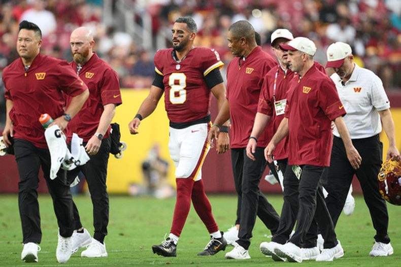 El quarterback de los Commanders de Washington, Marcus Mariota (8), se retira del campo durante la primera mitad de un partido de fútbol americano de pretemporada de la NFL contra los Dolphins de Miami, el viernes 14 de agosto de 2026, en Landover, Maryland. (Foto AP/Nick Wass)