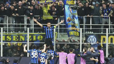 Lautaro Martinez, del Inter de Milán, celebra después de anotar el primer gol de su equipo durante el partido de vuelta de los cuartos de final de la Liga de Campeones entre Inter de Milán y Bayern Múnich en el estadio San Siro, en Milán, Italia, el miércoles 16 de abril de 2025. (AP Foto/Antonio Calanni)