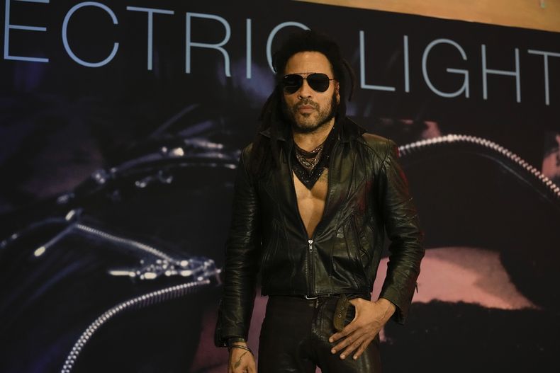 Lenny Kravitz posa en una conferencia de prensa para promover su álbum Blue Electric Light en la Ciudad de México el martes 26 de marzo de 2024. (Foto AP/Marco Ugarte)