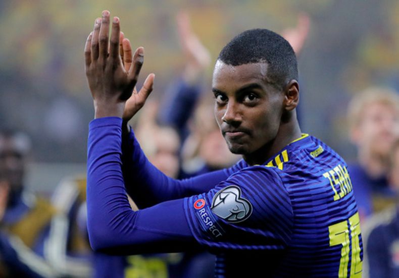 ARCHIVO - Foto del 15 de noviembre del 2019, Alexander Isak con Suecia celebrando el triunfo ante Rumania en el grupo F dela euro 2020. (AP Foto/Vadim Ghirda, Archivo)