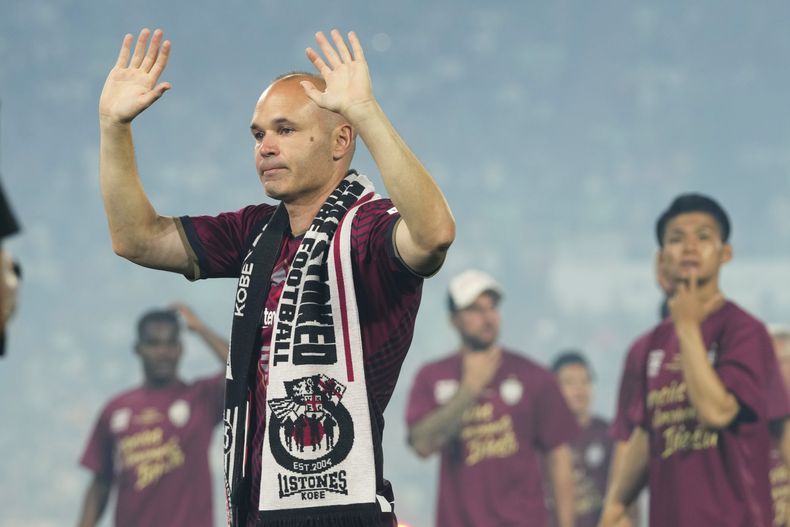 Andrés Iniesta saluda a los aficionados de Vissel Kobe al final de un acto de despedida del club tras el partido contra Consadole Sapporo en Kobe, Japón, el sábado 1 de julio de 2023. (AP Foto/Hiro Komae)